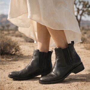 Stuart Weitzman Basilico Leather Chelsea Booties Size 9M